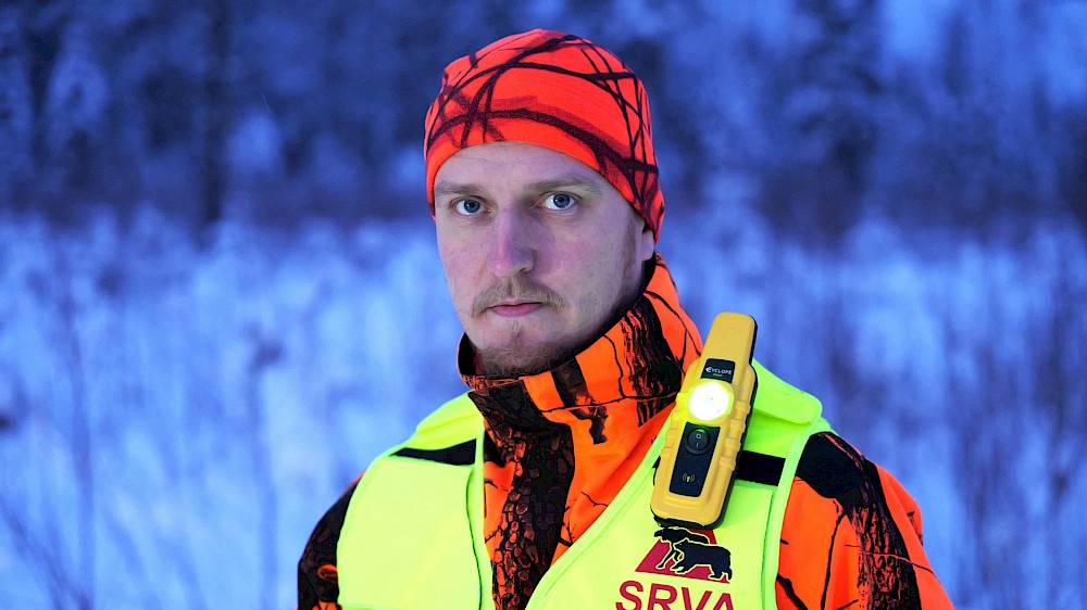 Metsästäjä näkyväksi autoilijoille